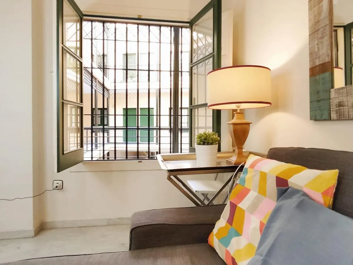 Homeyseville-Bright Apartment At Santa Cruz 4 Pax, Parking Optional  Seville