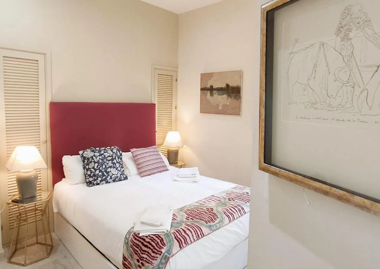 Homeyseville-Bright Apartment At Santa Cruz 4 Pax, Parking Optional Spain